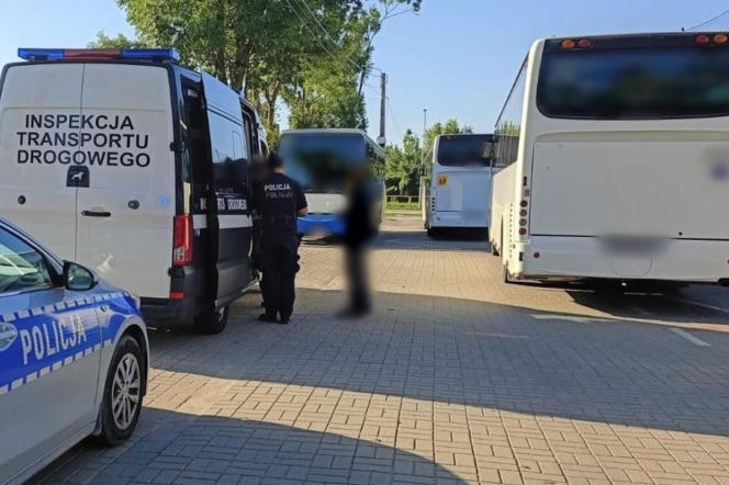 Kontrola ITD i policji na parkingu przy autobusach. O pijanym kierowcy szkolnym przeczytasz w Eska Siedlce.