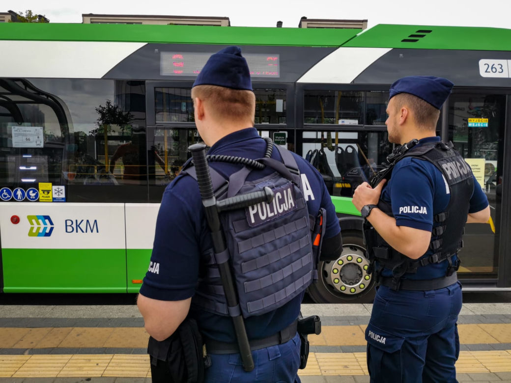 Białystok. Policjanci sprawdzają, czy pasażerowie BKM noszą maseczki. Za jej brak jest 500 zł mandatu [ZDJĘCIA]