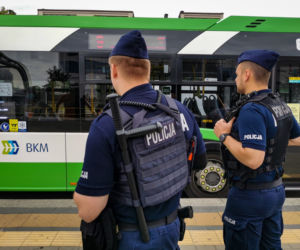 Białystok. Policjanci sprawdzają, czy pasażerowie BKM noszą maseczki. Za jej brak jest 500 zł mandatu [ZDJĘCIA]