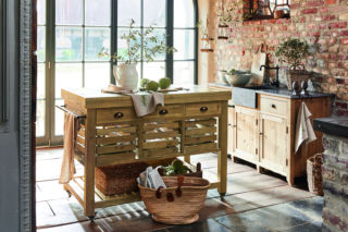 Zapomnij o gładkich frontach i minimalizmie. Kuchnia prowansalska to frezowane szafki i zapach lawendy