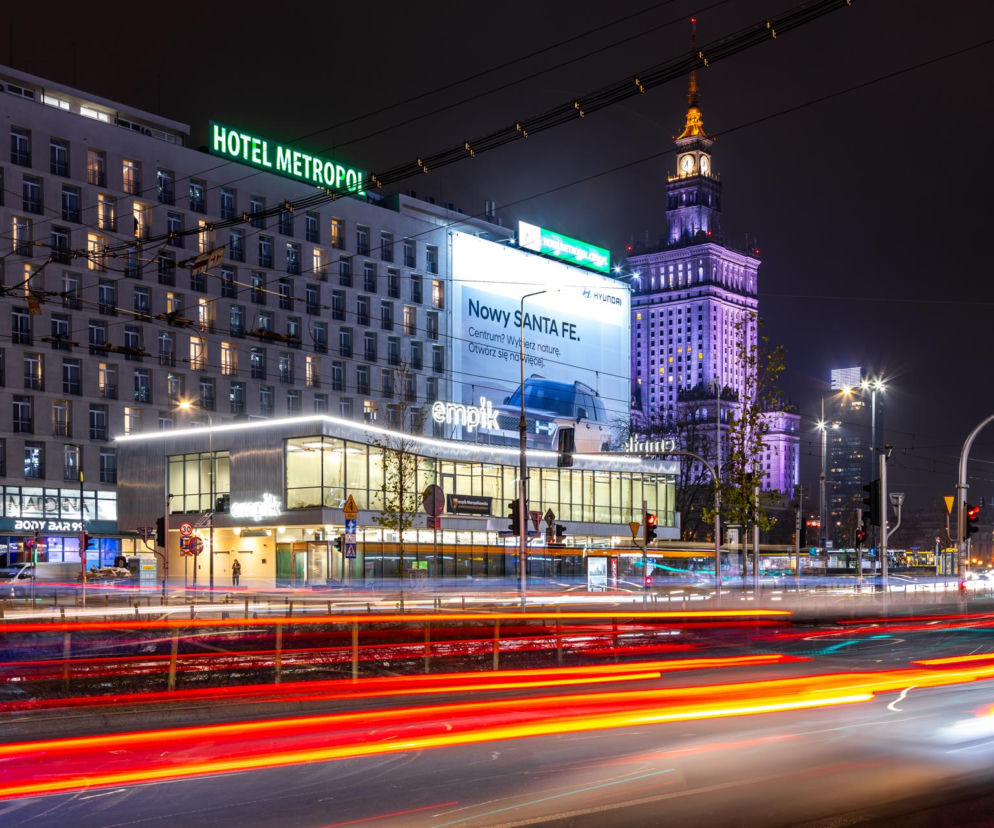 Pawilon Cepelii i hotel Metropol nocą w Warszawie. O projektach Zygmunta Stępińskiego przeczytasz na Architektura.