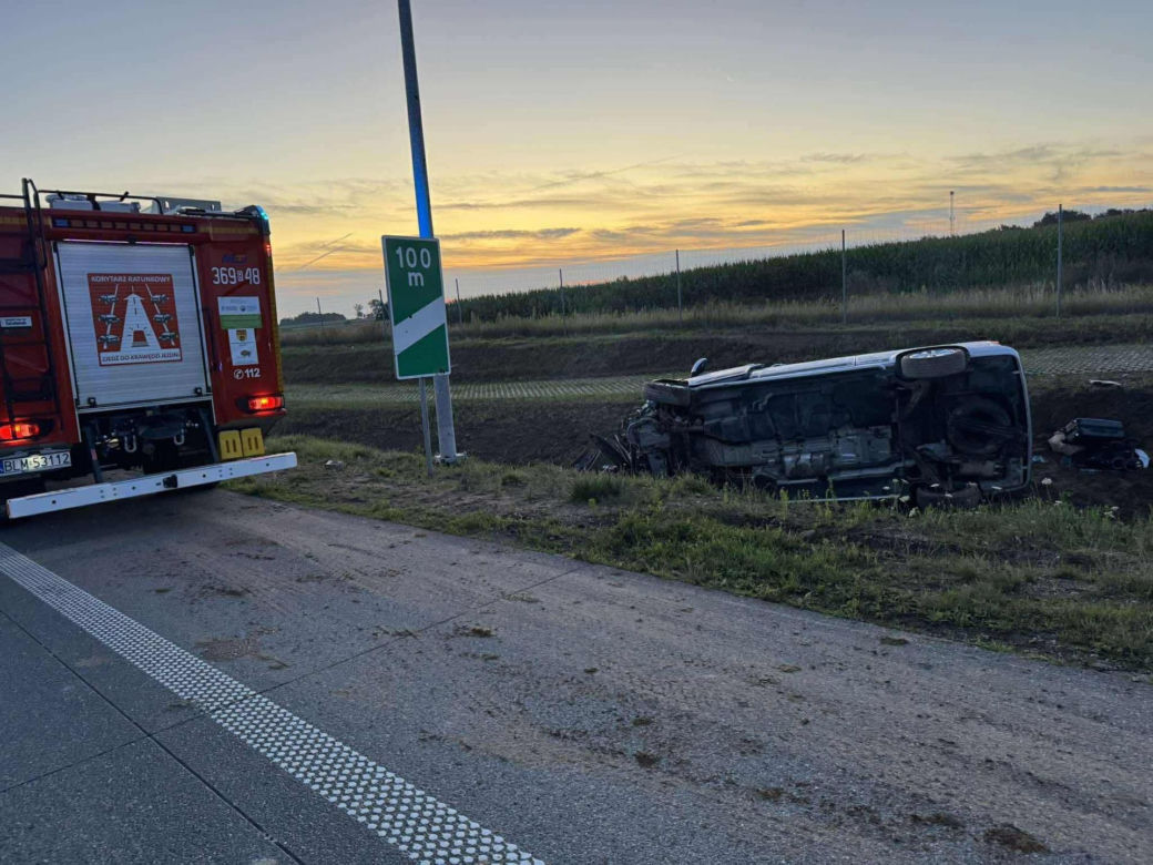 Poważny wypadek pod Łomżą. Bus wypadł z drogi. Wielu poszkodowanych