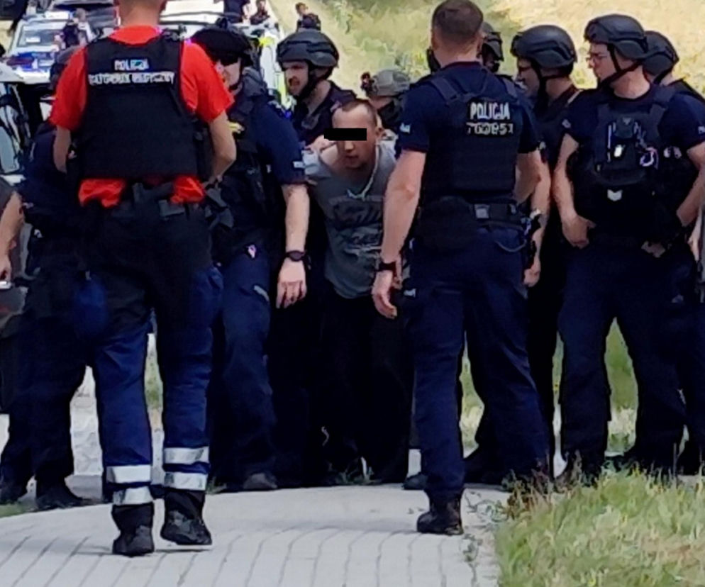 Koszmarna zbrodnia w Mierzawie. Podejrzany o zabójstwo wpadł w ręce policji po czterech dniach obławy