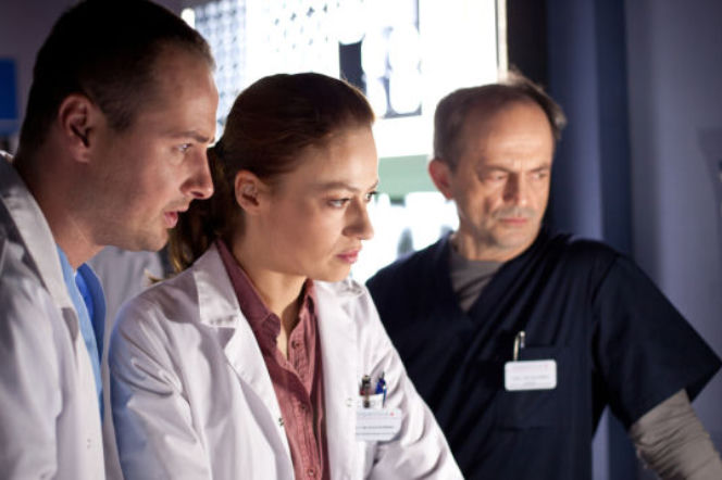 LEKARZE, odc. 5. Maks Keller (Paweł Małaszyński), Alicja Szymańska (Magdalena Różczka), Leon Jasiński (Jacek Koman)