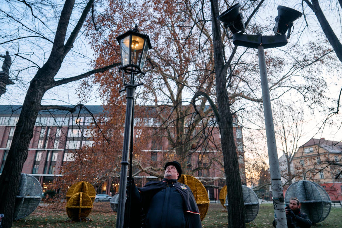 Wrocławski latarnik zapala 99 lamp gazowych