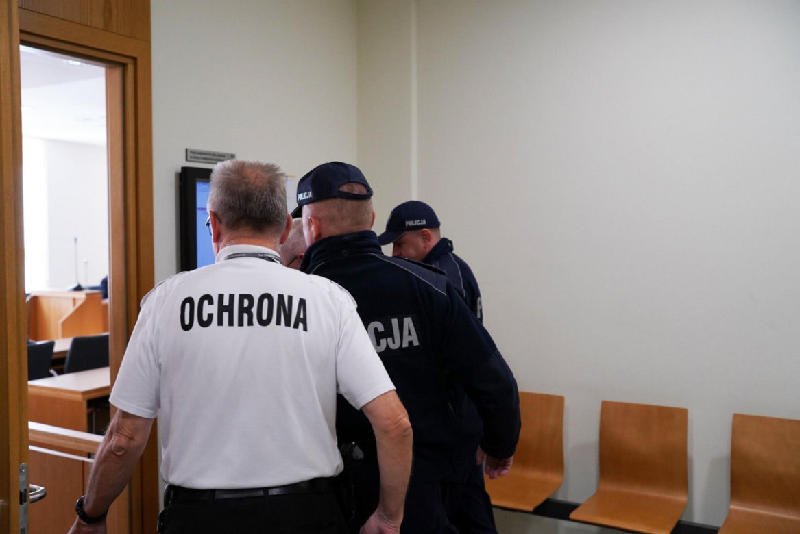 Ksiądz Mirosław porąbał siekierą i podpalił starego znajomego?! W sądzie szok: "mam dziecko"