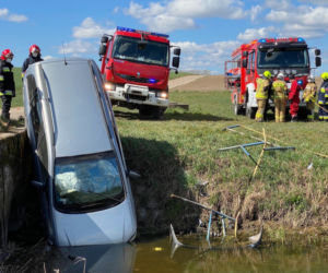 Samochód przebił bariery mostu i wpadł do wody