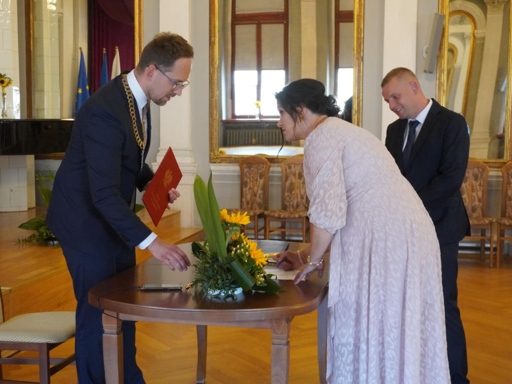 Prezydent Tarnowa udzielił ślubu. Anna i Mariusz powiedzieli sobie „tak” w Sali Lustrzanej