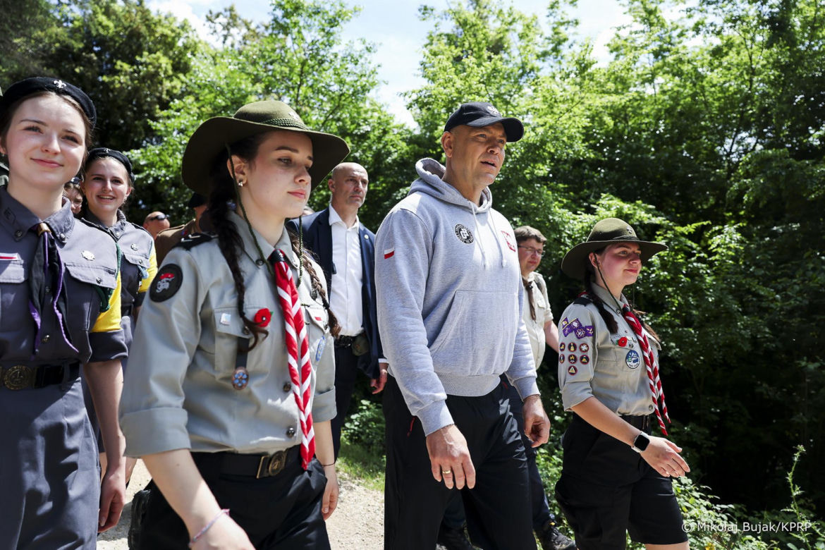 Prezydent RP Karol Nawrocki podczas trekkingu z harcerzami, młodzieżą i społecznikami pod hasłem Szlak Pamięci w Cassino