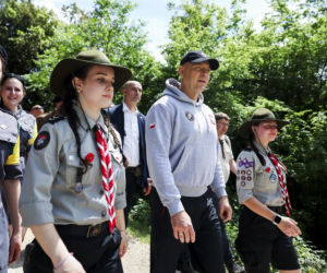Prezydent RP Karol Nawrocki podczas trekkingu z harcerzami, młodzieżą i społecznikami pod hasłem Szlak Pamięci w Cassino