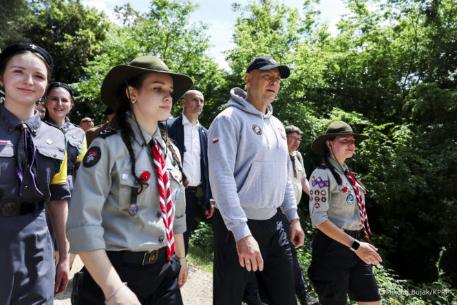 Prezydent RP Karol Nawrocki podczas trekkingu z harcerzami, młodzieżą i społecznikami pod hasłem Szlak Pamięci w Cassino