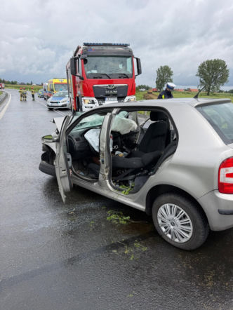 Tragiczny wypadek koło Góry. Dwie osoby nie żyją, droga jest zablokowana!