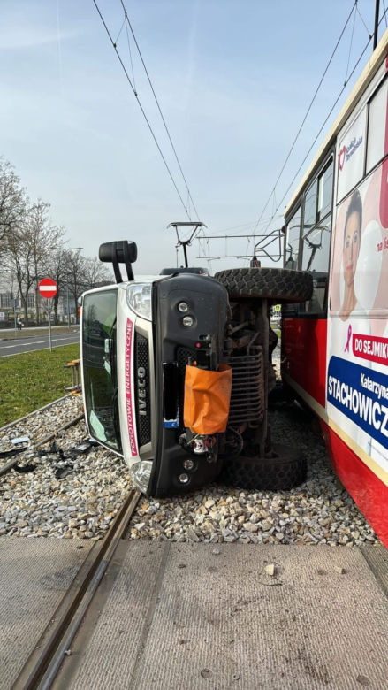 Kolizja samochodu dostawczego z tramwajem w Dąbrowie Górniczej