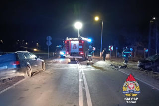 Pijany kierowca Audi staranował Opla w Zelgnie. Trzy osoby zabrali ratownicy