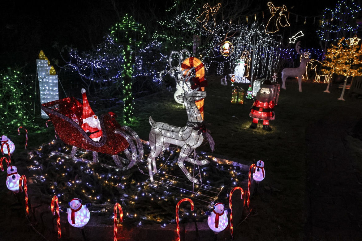 Promyk nadziei wśród szarych bloków. Ta iluminacja na osiedlu zachwyca!