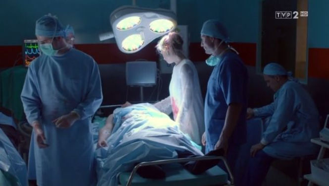 Na dobre i na złe odcinek 642. Ola (Anna Karczmarczyk), Jan (Krzysztof Kwiatkowski), Adam (Grzegorz Daukszewicz), Przemek (Marcin Rogacewicz)