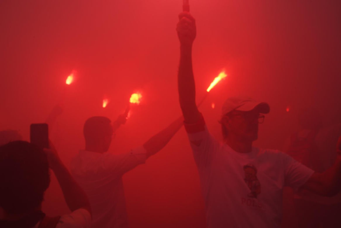 Ten widok przyciągał wzrok podczas Godziny "W". Mężczyzna z flagą na dachu wieżowca