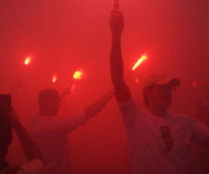 Ten widok przyciągał wzrok podczas Godziny W. Mężczyzna z flagą na dachu wieżowca