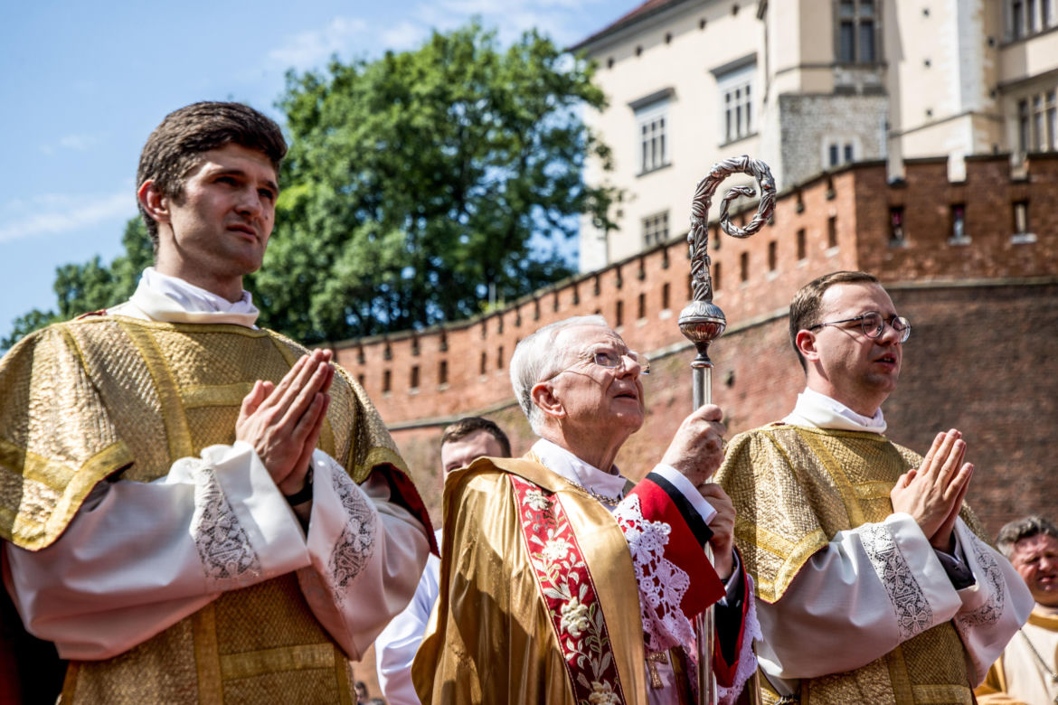Procesja Bożego Ciała w Krakowie. Tłumy na ulicach miasta 