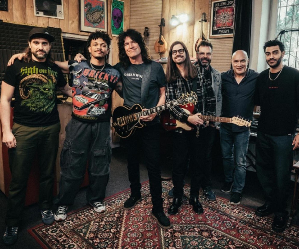 Ben Cristovao i Tommy Thayer z KISS wraz z zespołem w studio. O ich wspólnym utworze przeczytasz na EskaRock.
