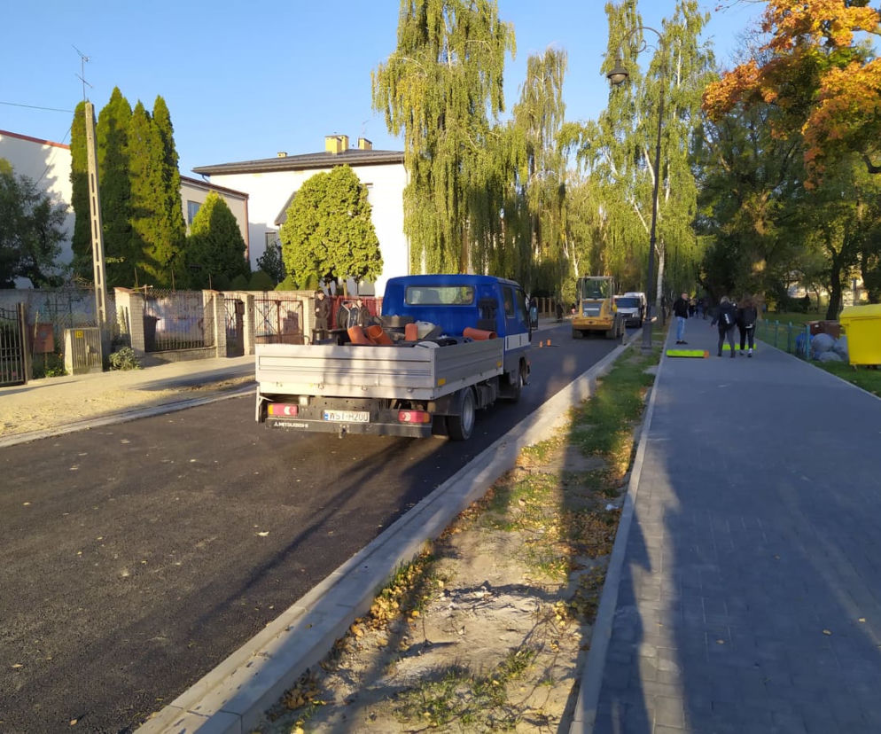 Na ul. Cmentarnej jest już kładziona druga warstwa nawierzchni i budowany drugi chodnik