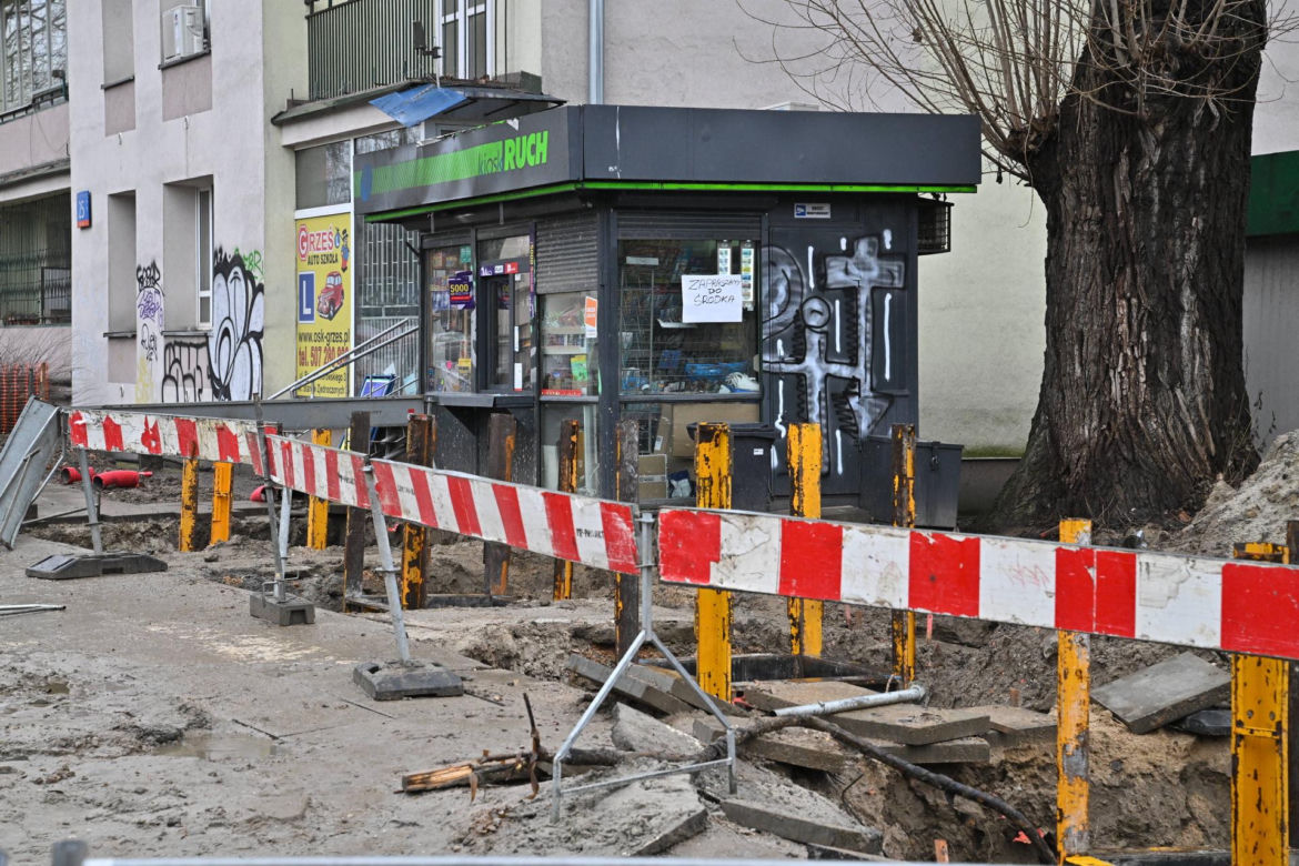 Odgrodzili go od świata. Kiosk jak wyspa na budowie