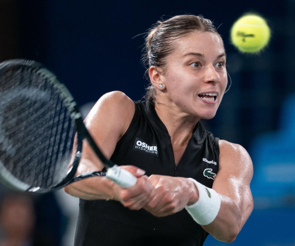 Tenisistka Maja Chwalińska uderza piłkę rakietą podczas meczu. O jej starcie w Tokio przeczytasz na SE Supersport.