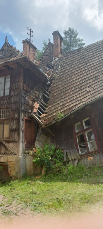 Zabytkowa drewniana plebania w Dydni popada w ruinę