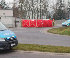 Śmiertelny wypadek na drodze krajowej. Poważne utrudnienia po zderzeniu osobówki z ciężarówką