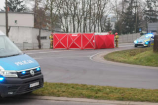 Śmiertelny wypadek na drodze krajowej. Poważne utrudnienia po zderzeniu osobówki z ciężarówką