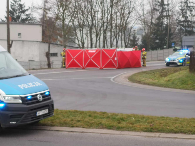 Śmiertelny wypadek na drodze krajowej. Poważne utrudnienia po zderzeniu osobówki z ciężarówką