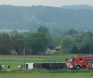 Wypadek autobusu z dziećmi! Są poszkodowani, droga zablokowana