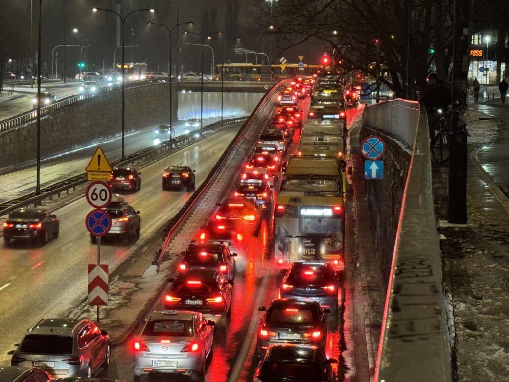Totalny paraliż Warszawy. Gigantyczne opóźnienia autobusów i tramwajów, kierowcy w korkach