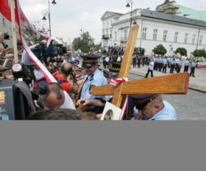 Wojna o krzyż: Krzyż zostaje pod Pałacem Prezydenckim