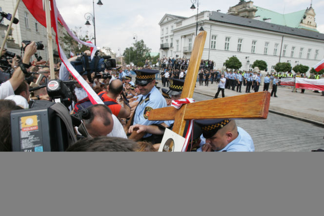 Wojna o krzyż: Krzyż zostaje pod Pałacem Prezydenckim