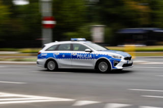 Nieznany mężczyzna terroryzował powiat warszawski zachodni. „Próbował wjeżdżać w ludzi”