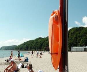 Mazury: biblioteka w Kosewie bezpłatnie wypożycza bojki asekuracyjne. To pomysł na bezpieczne wakacje nad jeziorem