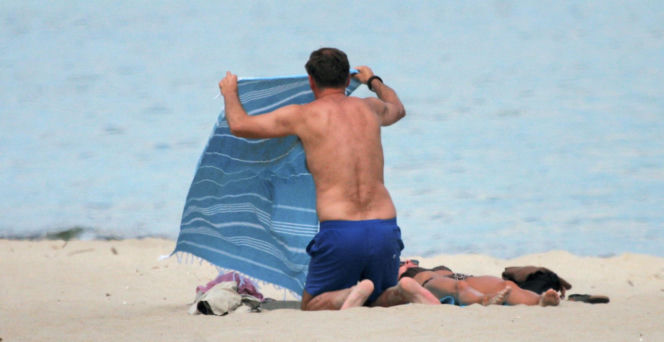 Marta Kaczyńska z mężem na plaży