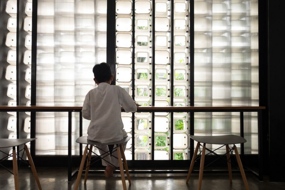Recykling w architekturze. Elewację tej biblioteki wykonano z pudełek po lodach