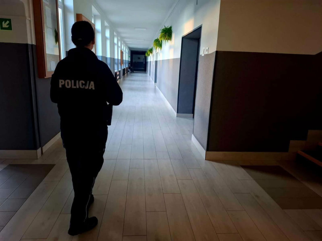 Radiowozy przed szkołami w Podlaskiem. Policja uspokaja rodziców i uczniów