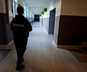Radiowozy przed szkołami w Podlaskiem. Policja uspokaja rodziców i uczniów