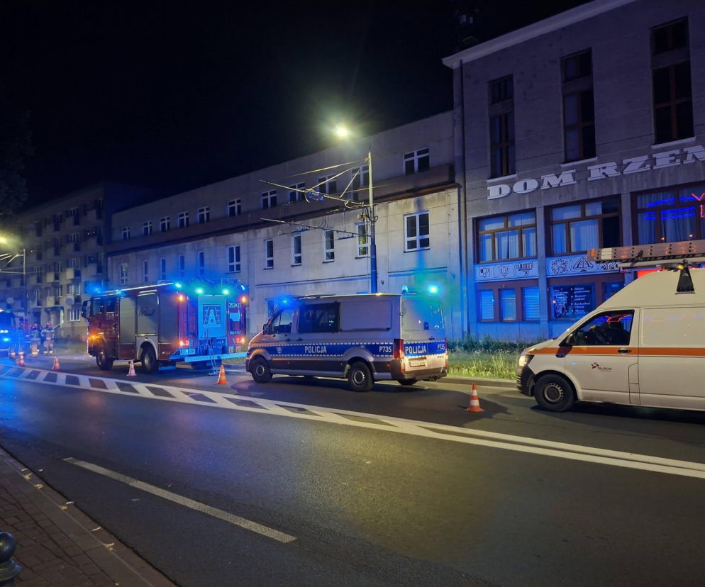 Służby na miejscu katastrofy budowlanej w Częstochowie w nocy. O akcji ratunkowej przeczytasz na SE.