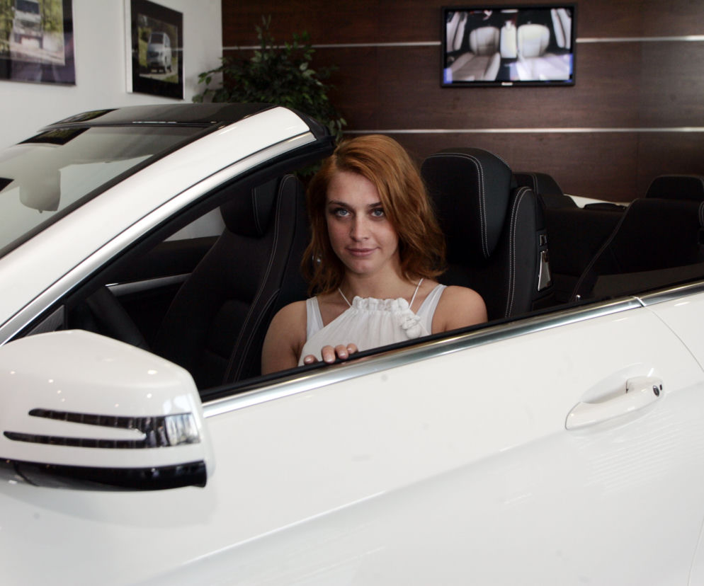 Julia Kamińska wreszcie odebrała mercedesa