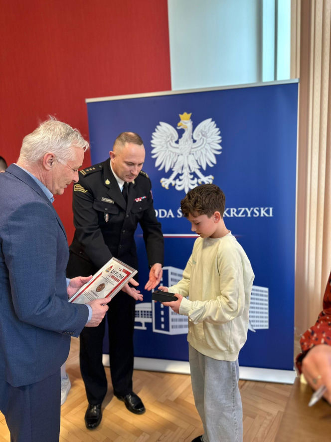 Szóstka młodych bohaterów ze Świętokrzyskiego z odznaką „Iuvenis Forti”