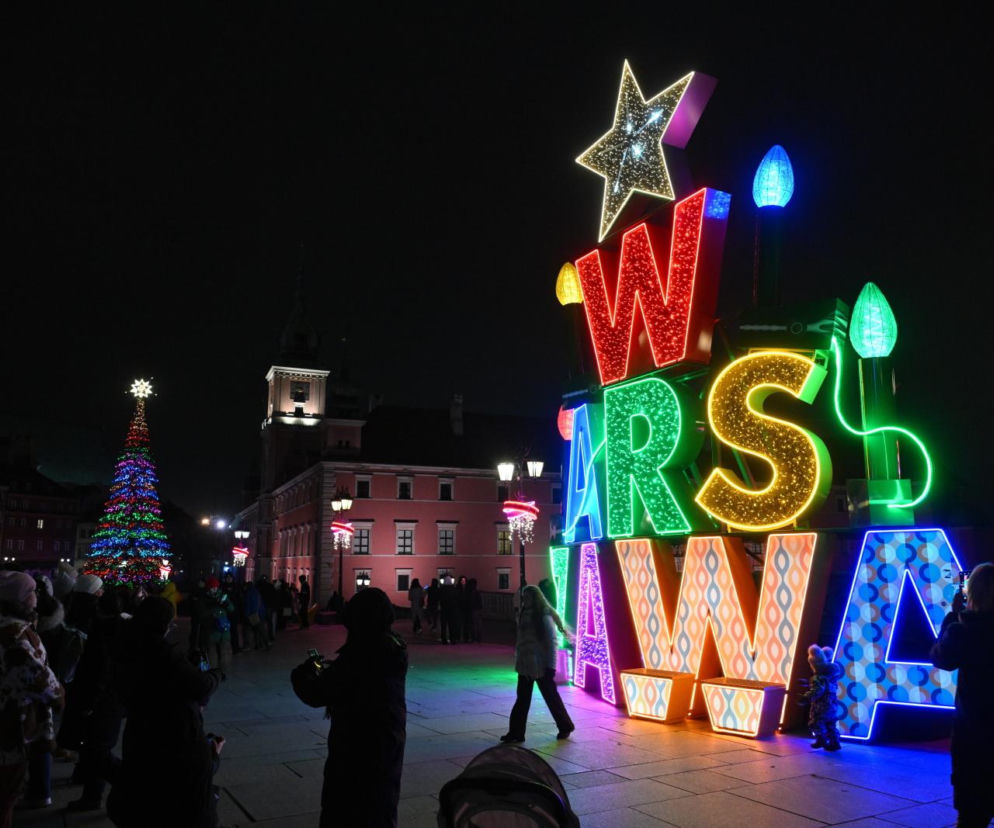 W Warszawie rozbłysła świąteczna iluminacja 2025/2026. Jest też wielka choinka [ZDJĘCIA]