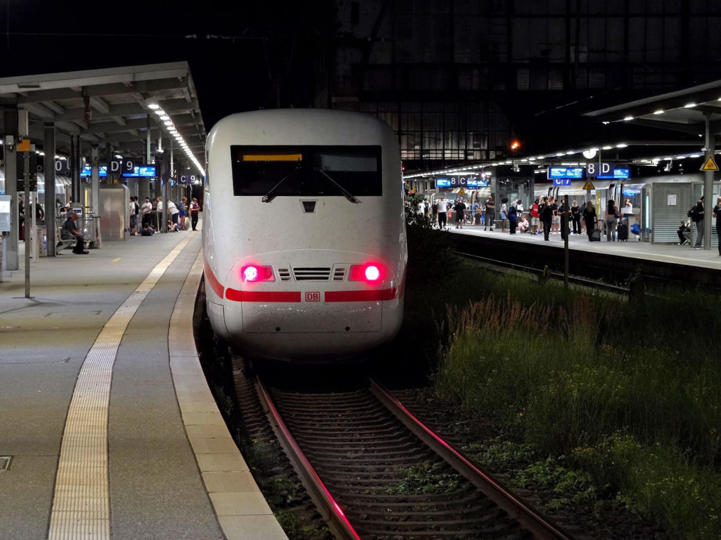 Niemcy/ Prezes Deutsche Bahn: ruch kolejowy stopniowo wraca do normy (opis) Awaria systemu łączności radiowej GSM-R wymusiła zatrzymanie wszystkich pociągów w całym kraju na czas ok. dwóch godzin