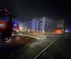 Pożar hali z paliwami alternatywnymi w Stalowej Woli. Miasto zaapelowało o pozostanie w domach