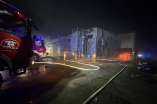 Trwa dogaszanie hali w Stalowej Woli. Strażacy rozważają rozebranie konstrukcji