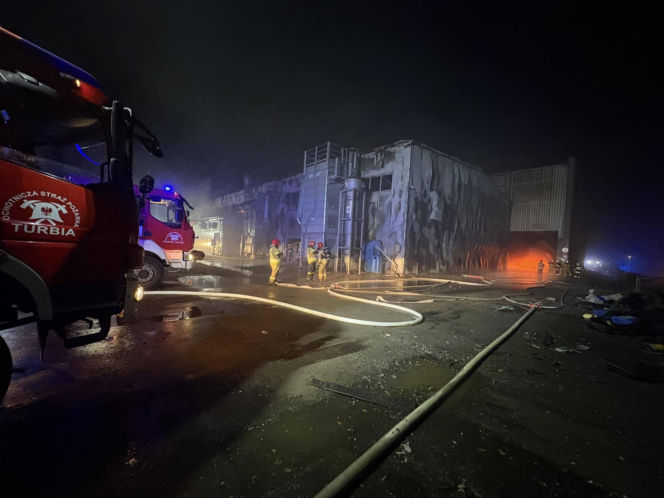 Pożar hali z paliwami alternatywnymi w Stalowej Woli. Miasto zaapelowało o pozostanie w domach