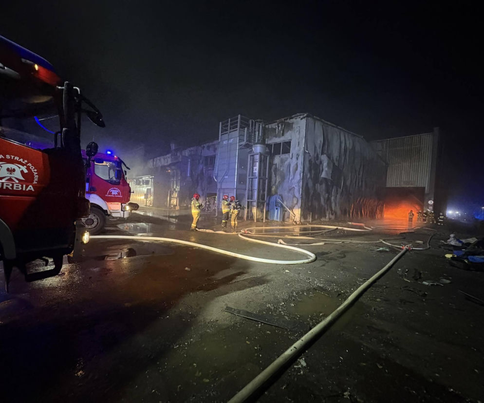 Trwa dogaszanie hali w Stalowej Woli. Strażacy rozważają rozebranie konstrukcji